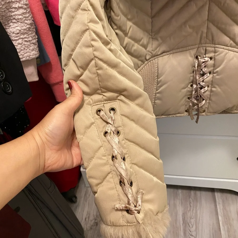 Gorgeous Bebe Tan faux fur quilted coat with hood Size M - Picture 5 of 9